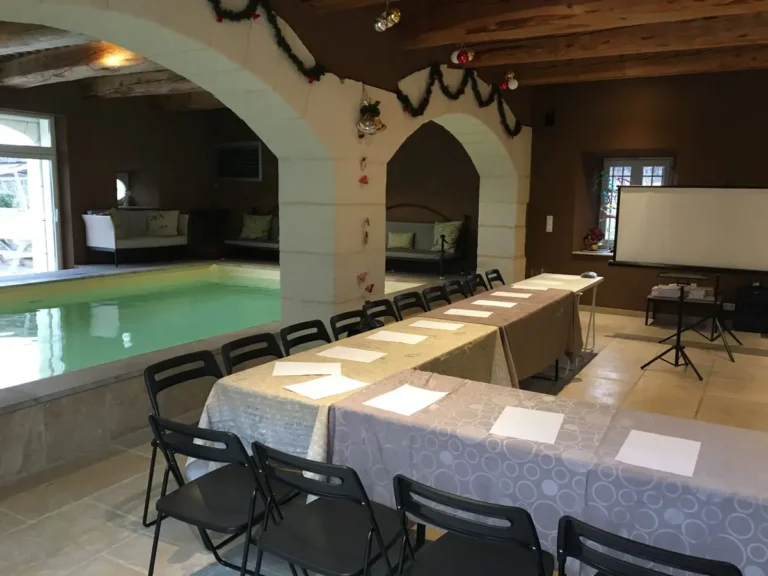 Piscine intérieure et salle de réunion du Mas Loisonville