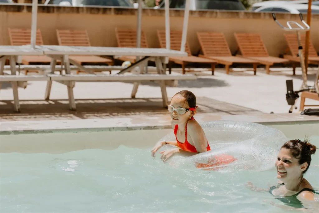 Enfants jouant dans la piscine du Mas Loisonville