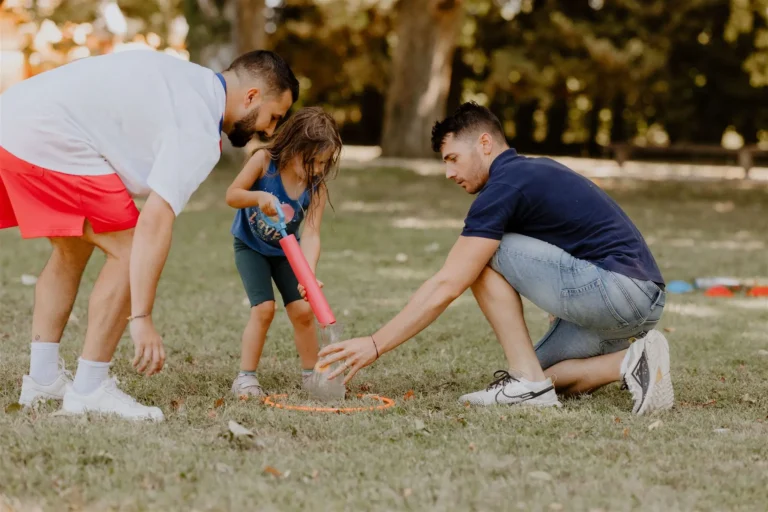 Famille jouant à la pétanque au Mas Loisonville