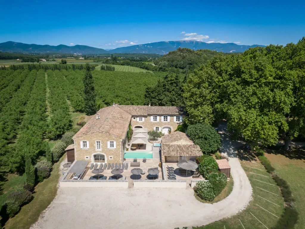 Vue aérienne du Mas Loisonville, gîte de groupe à Grillon