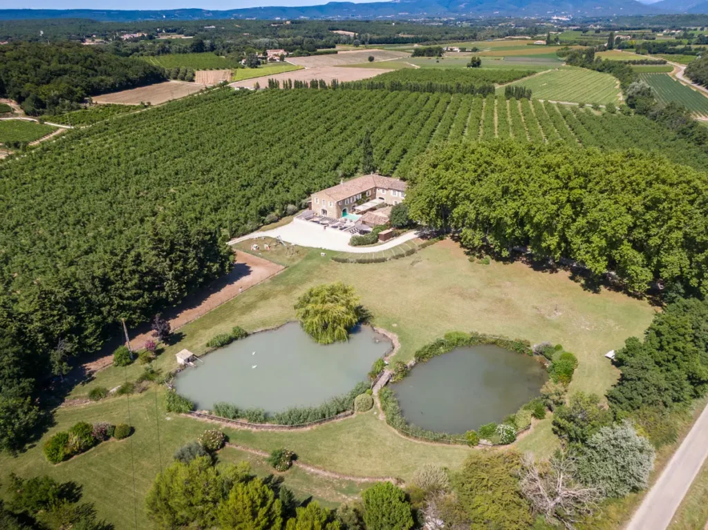 Vue aérienne du domaine du Mas Loisonville et de son lac